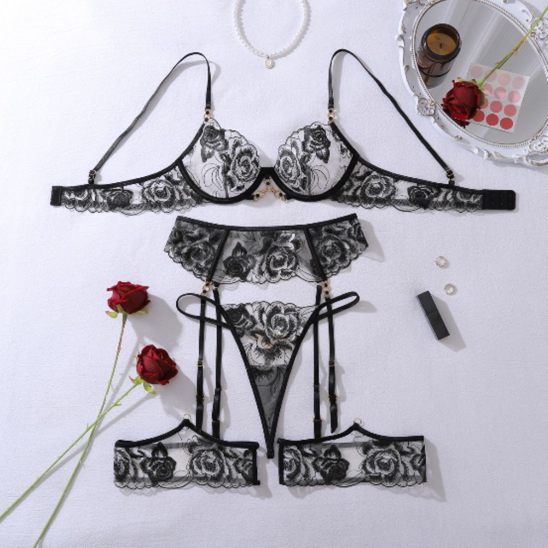 Conjunto Sexy Com Soutien, Cinto C/ Ligas E Cueca String C/ Correntes Douradas