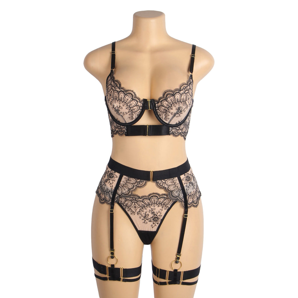 Conjunto de Lingerie Preto em Renda com Ligas - Tamanho L